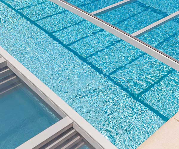 Maximisez la durabilité et la beauté de votre abri de piscine avec le polycarbonate plein Renoval
