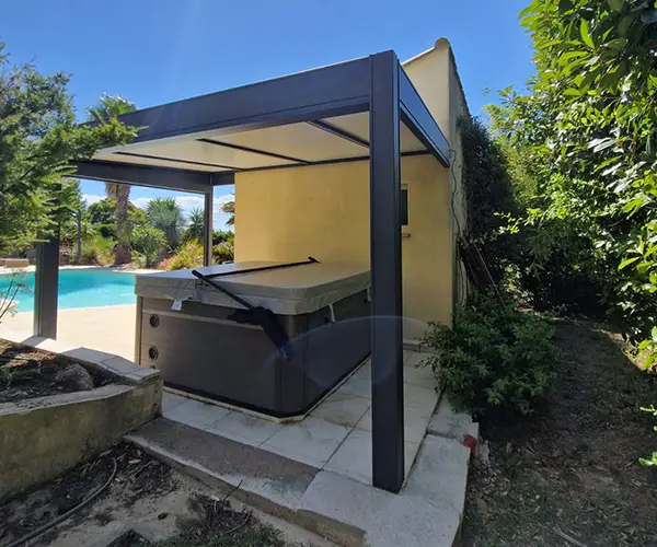 Réalisation d’une pergola Komilfo abritant un spa à Vauvert dans le Gard