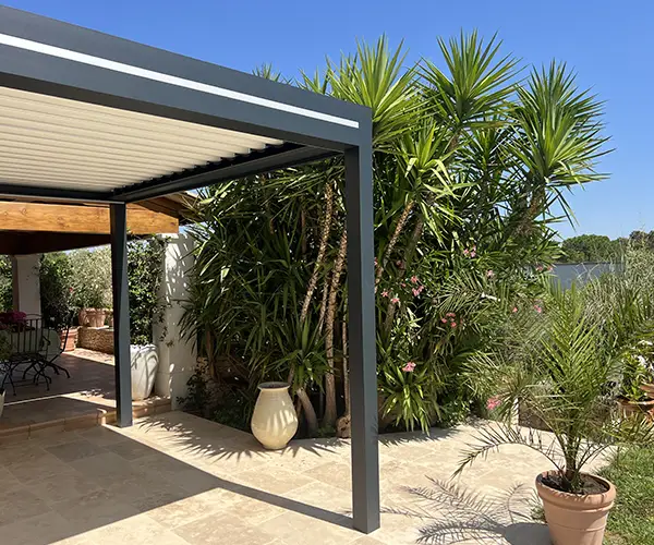 Réalisation d’une pergola bioclimatique Komilfo à Langlade dans le Gard