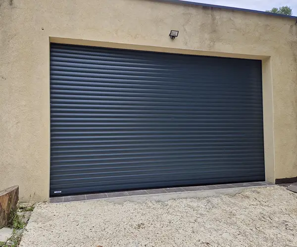 Réalisation d’une porte de garage Komilfo à Nîmes dans le Gard