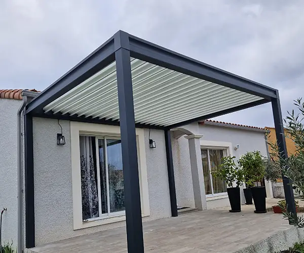 Réalisation d’une pergola bioclimatique à Clarensac dans le Gard