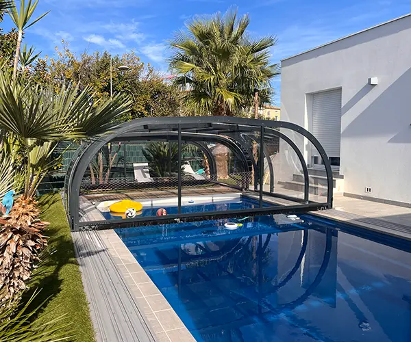 Installation d’un abri-piscine mi-haut Rénoval et deux pergolas XL Komilfo