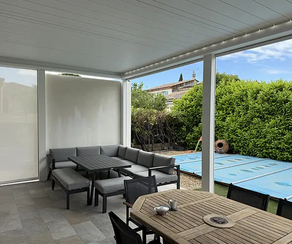 Pergola blanche XL Komilfo avec stores screen intégré à Nîmes