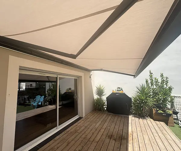 Installation d’un store banne Komilfo à Beauvoisin