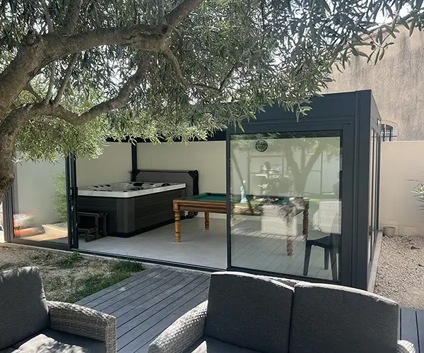 Réalisation d&rsquo;un Garden Room Rénoval à Rochefort-du-Gard : Un Espace de Détente et de Convivialité
