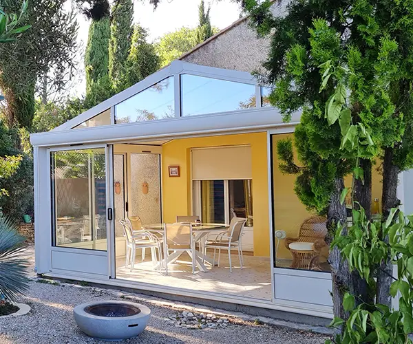 Réalisation d’une véranda Rénoval au sein d&rsquo;un jardin luxuriant à Nîmes