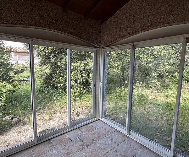 Réalisation d&rsquo;une loggia Komilfo à Poulx, dans le Gard