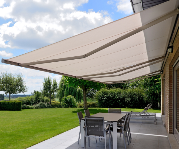 Store banne : l’équipement indispensable pour préparer votre été !