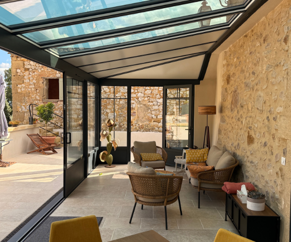 Réalisation d&rsquo;une véranda Rénoval entre charme de l&rsquo;ancien et élégance contemporaine à La Bastide-d&rsquo;Engras (Gard)