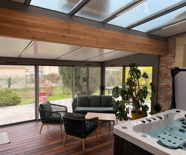 Réalisation d&rsquo;une véranda Rénoval accompagné d&rsquo;un spa Home Design à Congénies (Gard)