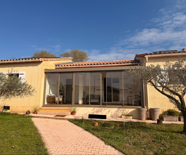 Réalisation d&rsquo;une Véranda Rénoval qui sublime l&rsquo;entrée d&rsquo;une maison à Sommières, dans le Gard