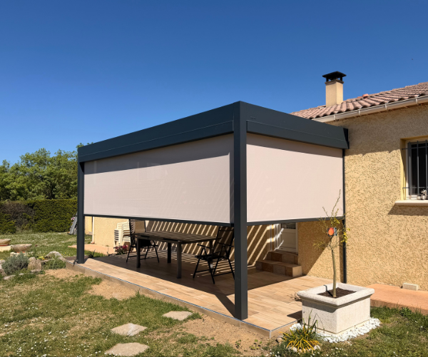 Réalisation d&rsquo;une pergola Komilfo à Saint-Christol-lez-Alès, dans le Gard