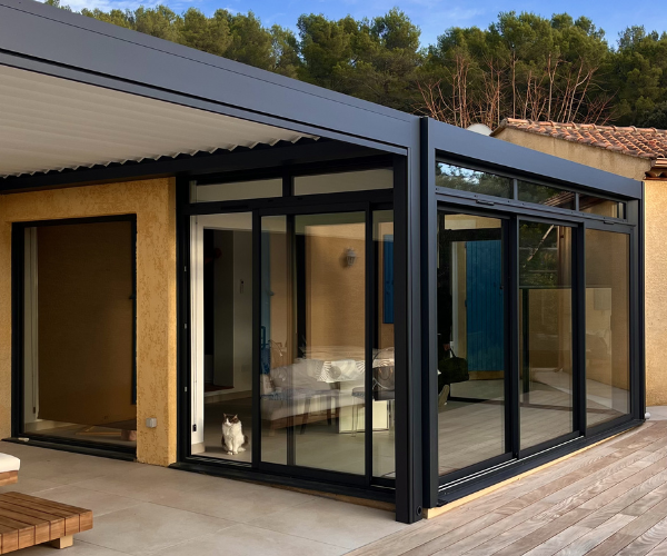 Réalisation d&rsquo;une continuité parfaite entre une véranda Rénoval et une pergola Komilfo à Nages-et-Solorgues